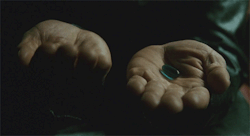 um-poeta-disse:  You take the blue pill, the story ends, you wake up in your bed and believe whatever you want to believe. You take the red pill, you stay in Wonderland, and I show you how deep the rabbit hole goes.  Se tomar a pílula azul, a história