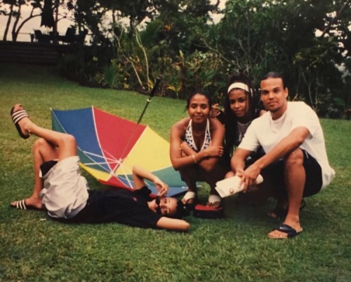 queen-aaliyah: Aaliyah in 1998 vacationing in Fiji with bestfriend Kidada Jones, Quincy Jones III, a