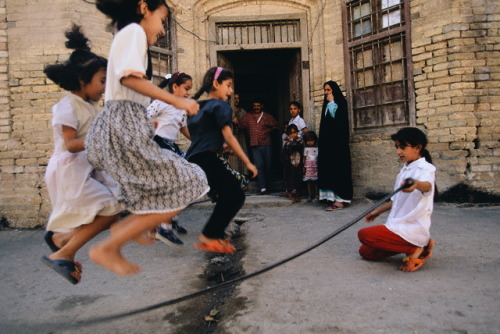 aliirq:Children Jumping Rope. Basra, Iraq. 1999.© Michael S. Yamashita