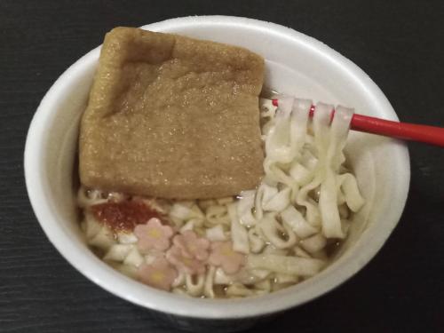 日清のミニどん兵衛、きつねうどん。Kitsune udon noodles of NISSIN Dombei.