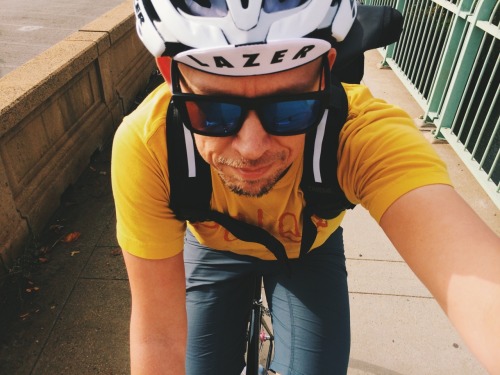 cycleboredom:  Today’s #commutesteez: @lazerhelmets Z1 Helmet (and cap!), @spyoptic Discord w/ Happy