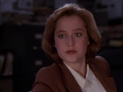 daeneryus:  I’M SHOUTING SO LOUD RIGHT NOW SCULLY JUST CIRCLED SOMETHING ON A COMPUTER MONITOR WITH A MARKER???? WHO DOES THAT???? I HAD TO PAUSE THE EPISODE BECAUSE I WAS LAUGHING SO HARD. IMAGINE THE GUY THAT COMES IN LATER AND HAS TO ATTEMPT TO