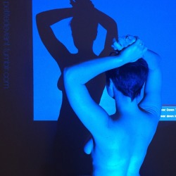 petitedeviant:Post-coital and pre-Twin Peaks dance in the blue projector light.   Moment captured by @secretshelf