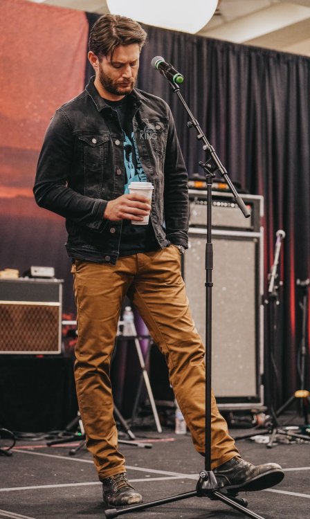 Jensen Ackles on stage during the gold panel in Indianopolis, Indiana on April 3rd, 2022 (x, x, x)