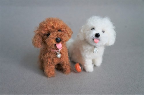 I hope everyone has a great smile this weekend!A pair of needle felted puppies. 