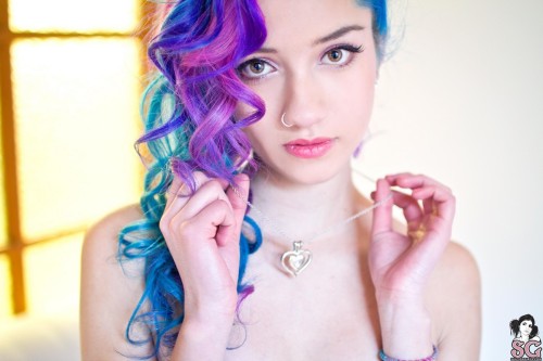 namaste-azaadi:Pale skin and multicolored hair..