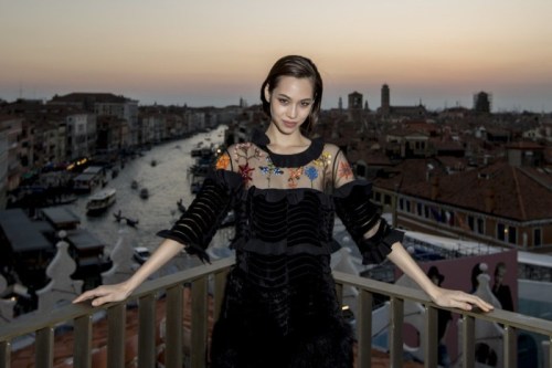 (via [PHOTO+VIDEO] 093016 Kiko Mizuhara Attending DFS Fondaco dei Tedeschi Party)