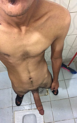 roaminfan-two:  Yuummm !!! Hot Arab guy with extra big cock !!!