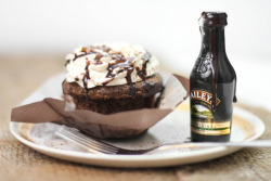 delectabledelight:     Irish Cream Hot Fudge Cupcakes  