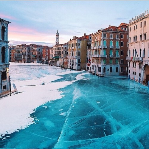 theselfproclaimedultimatenerd:  devilduck:  Venice Frozen  I’ve never thought about this before…