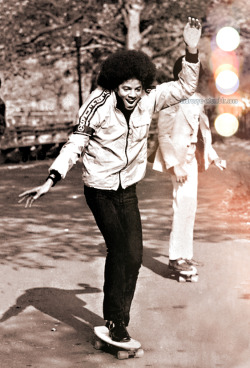 MICHAEL JACKSON ON A PENNY BOARD DO YOU KNOW HOW HAPPY THIS MAKES ME OMIGOD