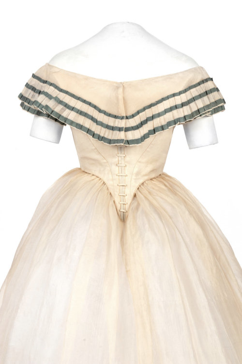 fripperiesandfobs:Dress with day and evening bodices, 1860′sFrom Hindman