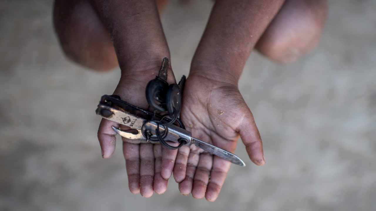 CAMPAMENTO DE REFUGIADOS. Los niños refugiados juegan con pedazos de plástico, botellas, pilas, cuerdas en el campamento de refugiados de Thankhali en Cox’s Bazar. (AFP / Ed JONES)
MIRA TODA LA FOTOGALERÍA