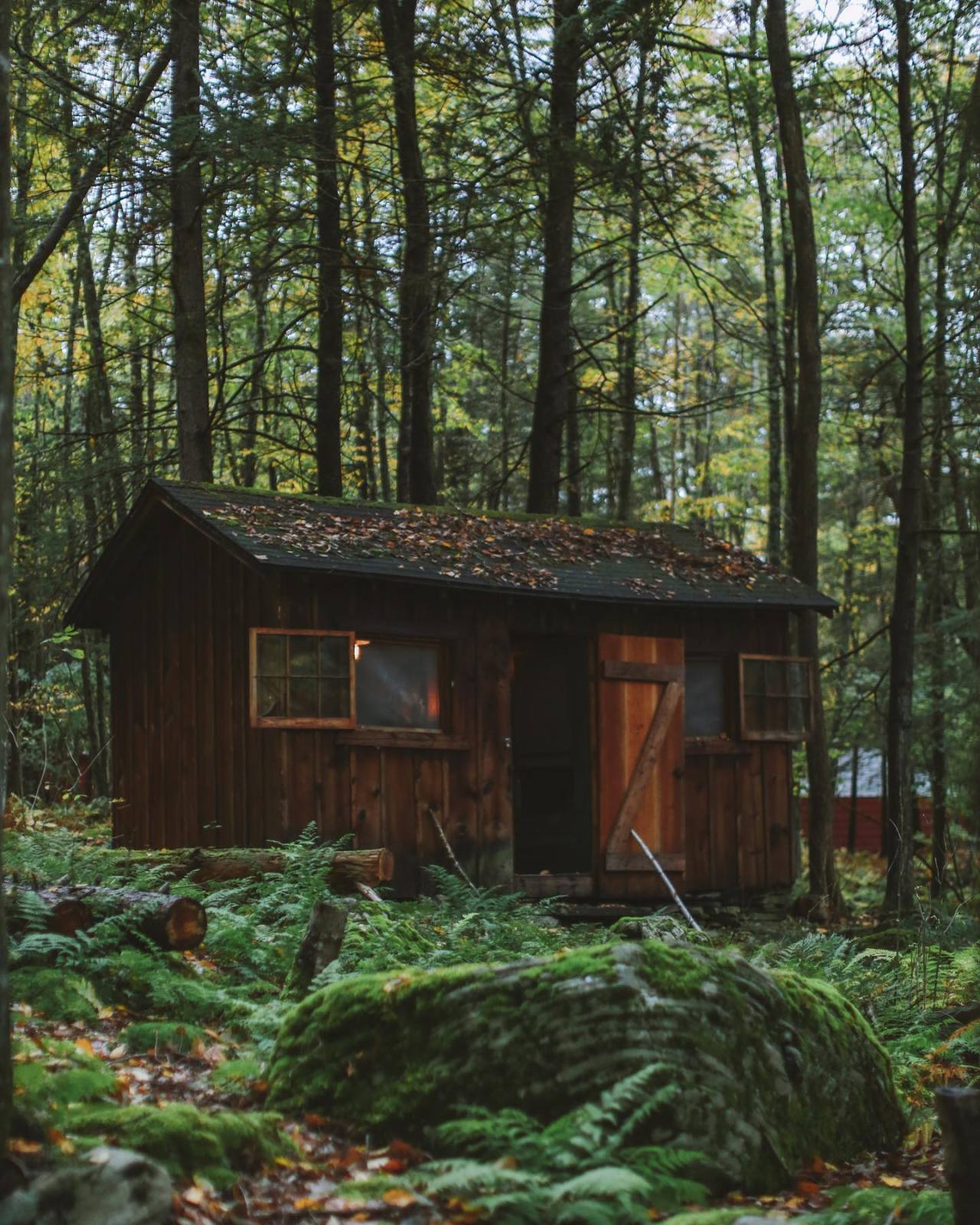 The Rustic Writer’s Cabin and Le Petite Cabin @smokeybellescatskills in Narrowsburg, New York.  Photographs by @pbcrosby More photos on @cabinporn.