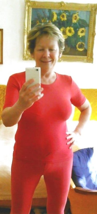milf-desirable-bitches: ElizabethPics number: 79Single: Yes.Looking for: Men/Women Profile: HERE