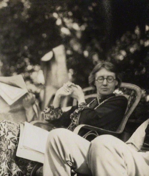 vvirginiawoolf:The wave breaks. I am the foam that sweeps and fills the uttermost rims of the rocks 