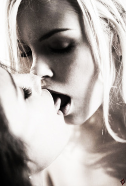 ultimate-lesbians:  Lesbians Kiss