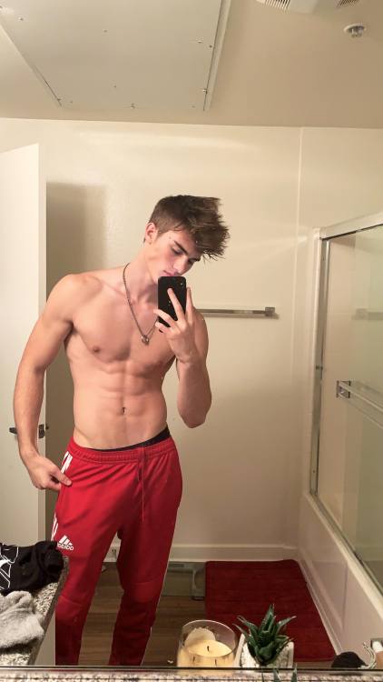 thehottestmenaround: Zach Coxwww.instagram.com/zachhcox/