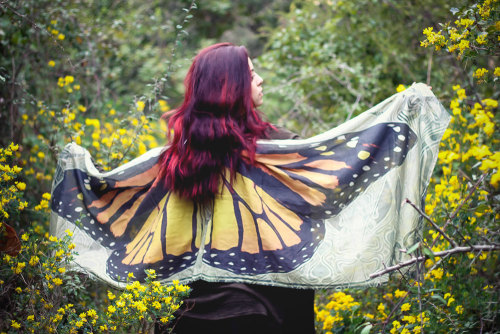 culturenlifestyle:Stunning Conceptual Scarves Emulate Butterfly Wings  Born to a family of seamstresses, costume designer for theater, movies, opera and TV and fairy tale lover Alassie runs El Costurero Real (The Royal Tailor), an online shop based in
