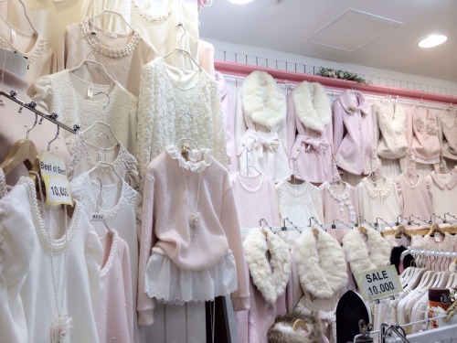 maidosama:  Cute pastel pink and white clothing store in Korea.