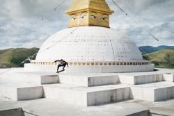 ninewhitebanners:Skateboarding in Mongolia,