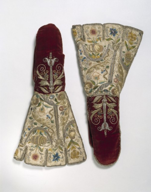 ephemeral-elegance:Metallic Embroidered Satin and Velvet Gauntlet Mittens, ca. 1600via V&amp;A