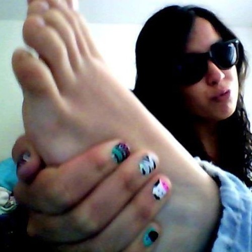 junofeet:Hola😘 #toes #teenfeet #teensoles #toesfetish #pies #amateurfeet #amateursoles #stunningfeet #feetfetish #footfetish #lickmynails #nena #mynails