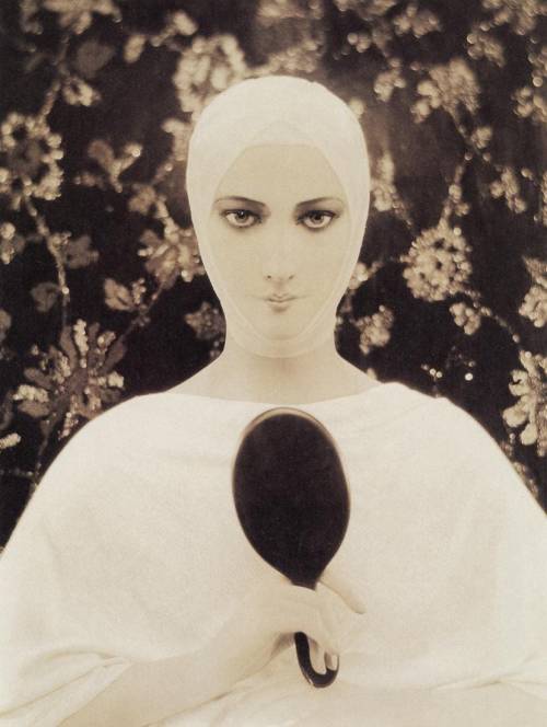 the1920sinpictures:1927 Ad for Elizabeth Arden cosmetics photographed by Baron Adolf De Meyer. From 
