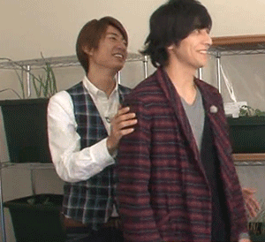 mjatoma:why am I jealous of Aiba for touching Toma too long? Am I Yamapi now? “D why are these two s