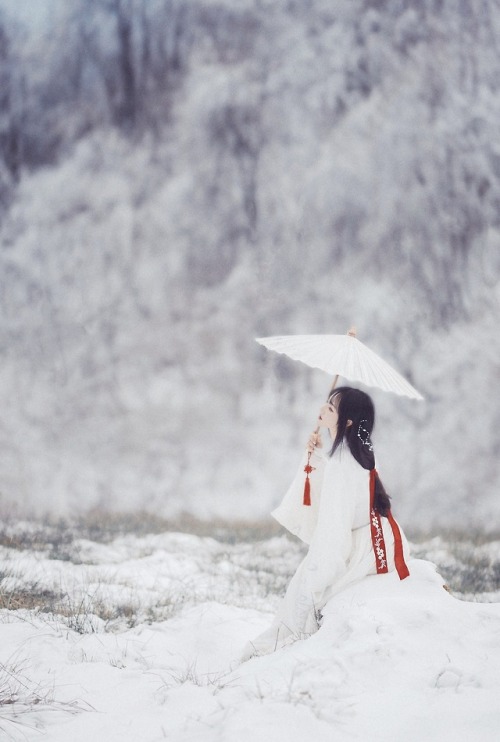 『雪女』  Traditional Chinese Hanfu photography via 夏弃疾_. She is wearing a waist-high Ruqun/襦裙