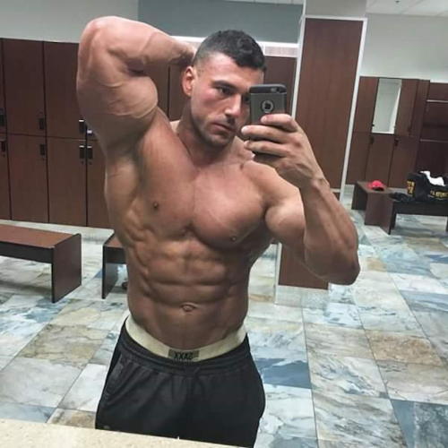 musclemayhem:  (via http://guyswithiphones.com/2016/09/13/af9505e363ce71b85816ca1ad00d44a4.jpeg)  