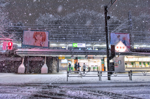 tokyo-fashion:  Snowy night in Harajuku tonight. A few extra pics on Flickr. Will edit more later after getting some sleep. Stay warm everyone! 