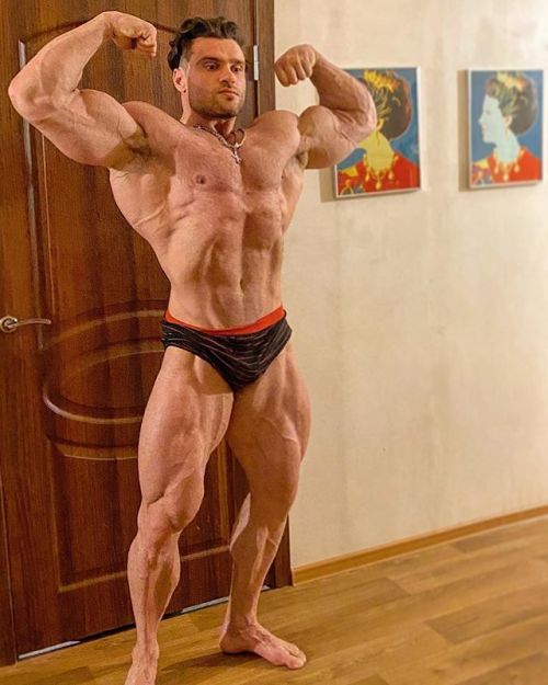 perfectmusclemen: mikelovesmuscle-blog: Emily eventually got tired with her muscular boy toy, so she