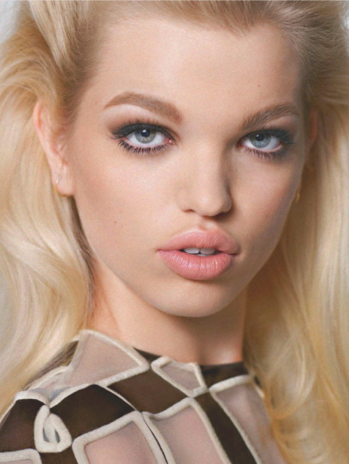 sfilate:    Daphne Groeneveld photographed by Sean & Seng on the cover of Flair, April 2013