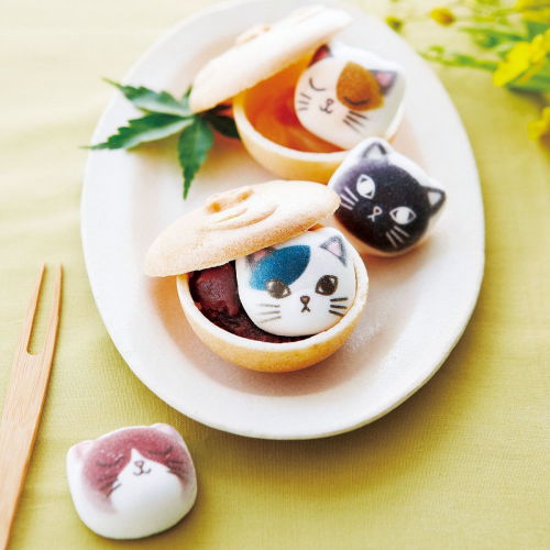 Felissimo‘s DIY Japanese monaka (red bean wafer sandwich) kit comes with adorable cat marshmallows!
