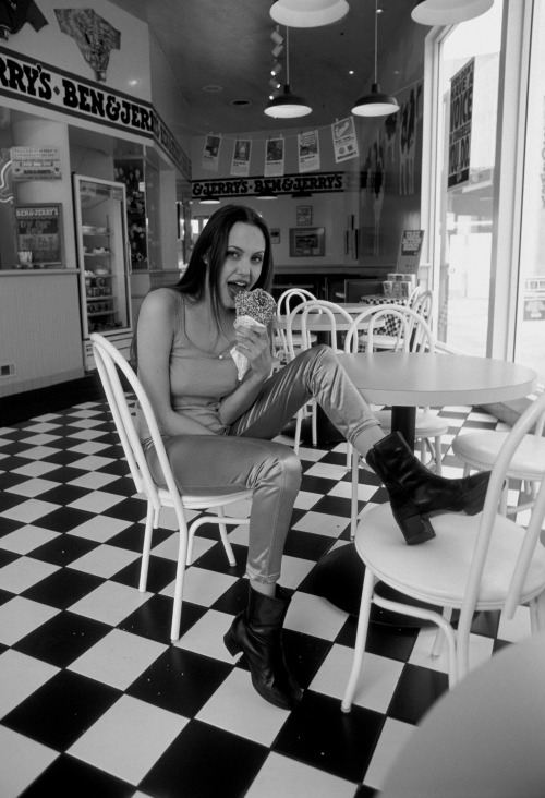klaudiove:Angelina 1991
