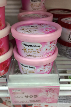 japanlove:  Sakura ice-cream (by Valeri-DBF) 