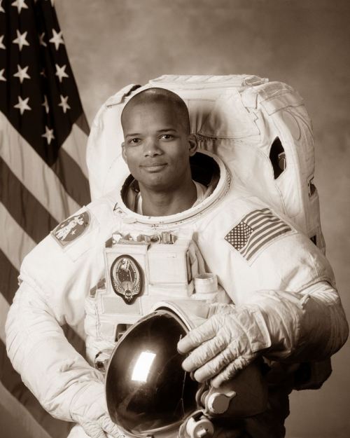 scienceyoucanlove: blackhistoryalbum:BROTHERS IN SPACE TOP: Col. Guion S. Bluford Jr. (US Air F