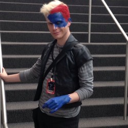 knitmeapony:  ladylionhearted:  WHAT A COOL MYSTIQUE THOUGH!!!  #This is a hardcore copsplay because it would imply Mystique killed you and took your con pass 