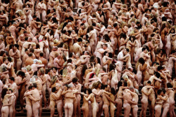 loscaminos:  Spencer Tunick 