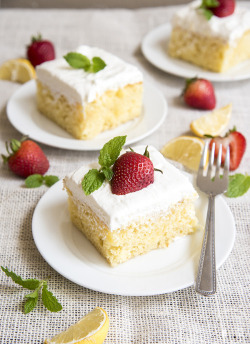 omg-yumtastic:  (Via: hoardingrecipes.tumblr.com) Lemon Poke Cake - Get this recipe and more http://bit.do/dGsN  Mmm
