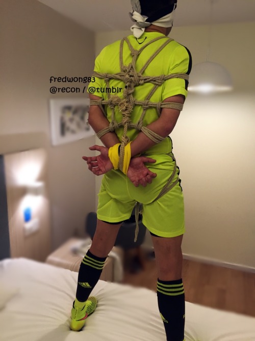 fredwong83:  When people chat with me, very often they ask if I like my legs tied or not…  |  很多時候大家都問我喜不喜歡腳也被綁… 