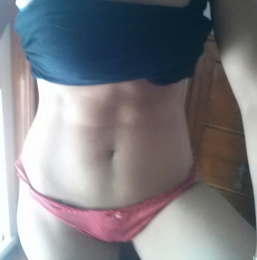 ynglatinmilf:  Wish I was sweating for a different reason instead of working out! Lol! Please reblog ynglatinmilf.tumblr.com