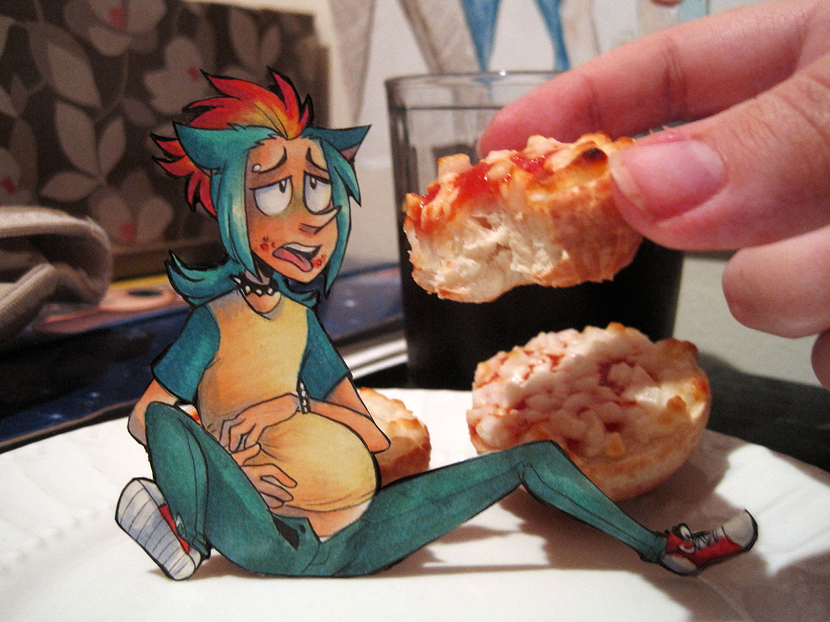 missuschubbycakes:  cannibal-prince:  Tiny pizzas for tiny Reg :uhe’s a weenie