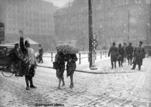 Es schneit: Berliner Straßenkreuzung um 1930.