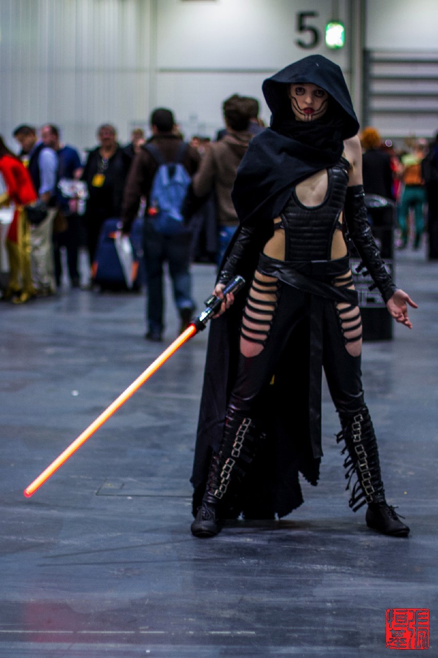 foodandcosplay:  London Super Comic Con 2014 Fem Sith Lord Cosplayer: Alien Queen