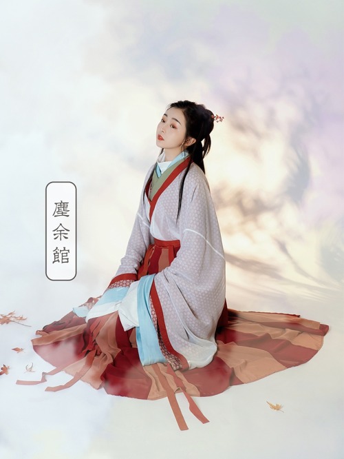 fouryearsofshades:weijin style hanfu featuring lots of ru by 塵余馆 汉服工作室