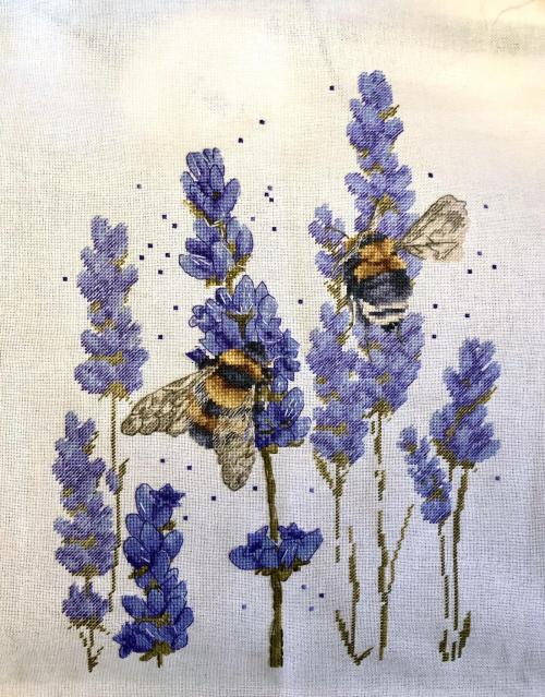 crossstitchworld:Bees in Lavender. I can’t wait until I can go explore trails again! byEndraa