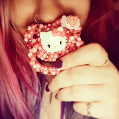  I finally got my paci from @littleshopimagines It’s so shiny and pretty and Angel was so nice