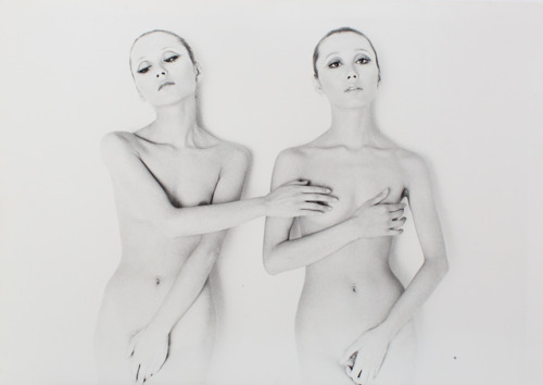 dessusdessous: moradadabeleza:Kishin Shinoyama Savoir se prêter main forte.